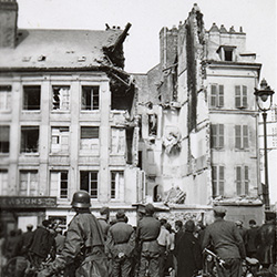 Un Allemand devant un immeuble bombardé, au Havre 